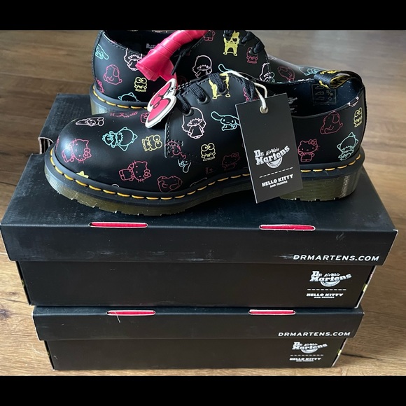 DOC MARTEN’S-NWT/Box Leather Sanrio Character Shoes - Picture 6 of 13